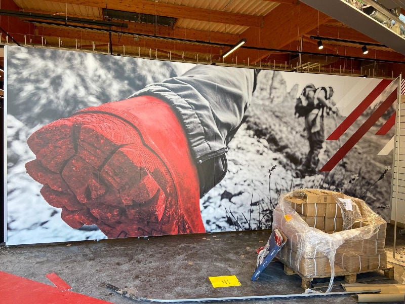 Vinyl wrappind wall installation