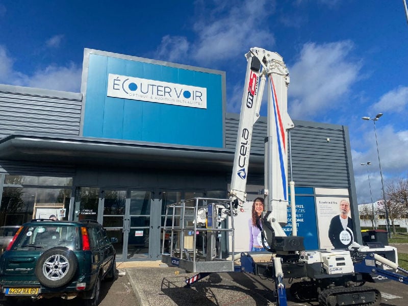 Outdoor signage installation Ecouter Voir store