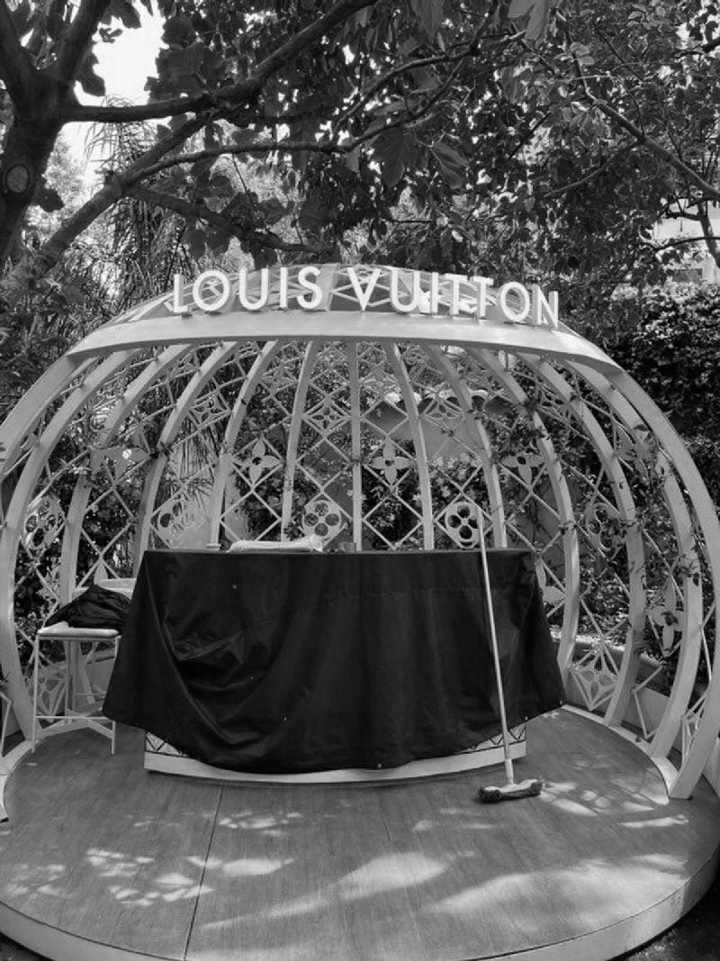 Illuminated sign louis vuitton structure decoration 2 2